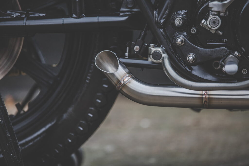 Lions-Den-Motorcycles-Yamaha-SR500-Slash-Cut-Pipes-CustomBIKE.cc-1.jpg